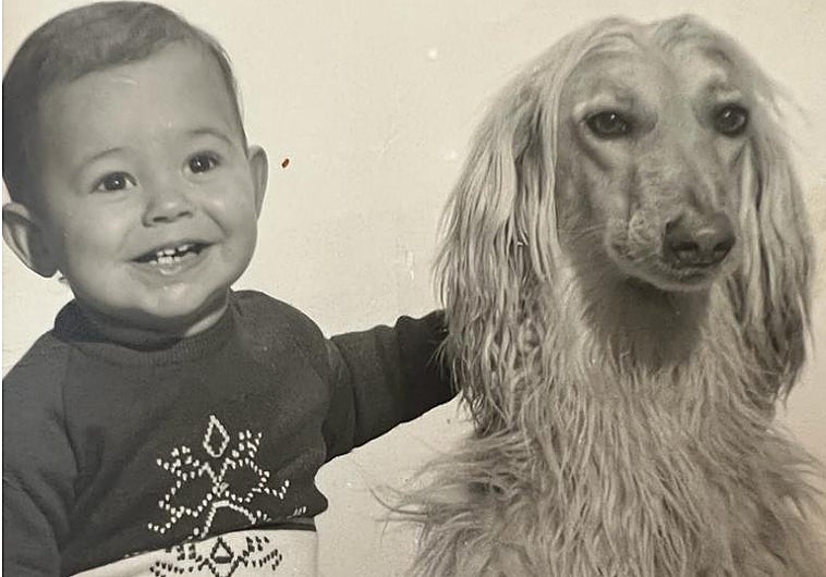 Jose Luis Sanz con su perro cuando tenía dos años