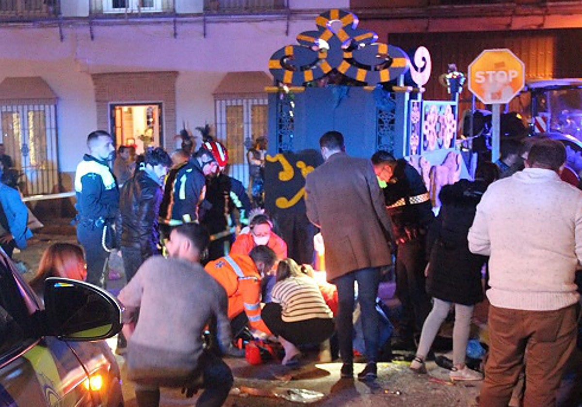 Los servicios de emergencia intentan atender a las personas afectadas por el accidente de la Cabalgata de los Reyes Magos de Marchena