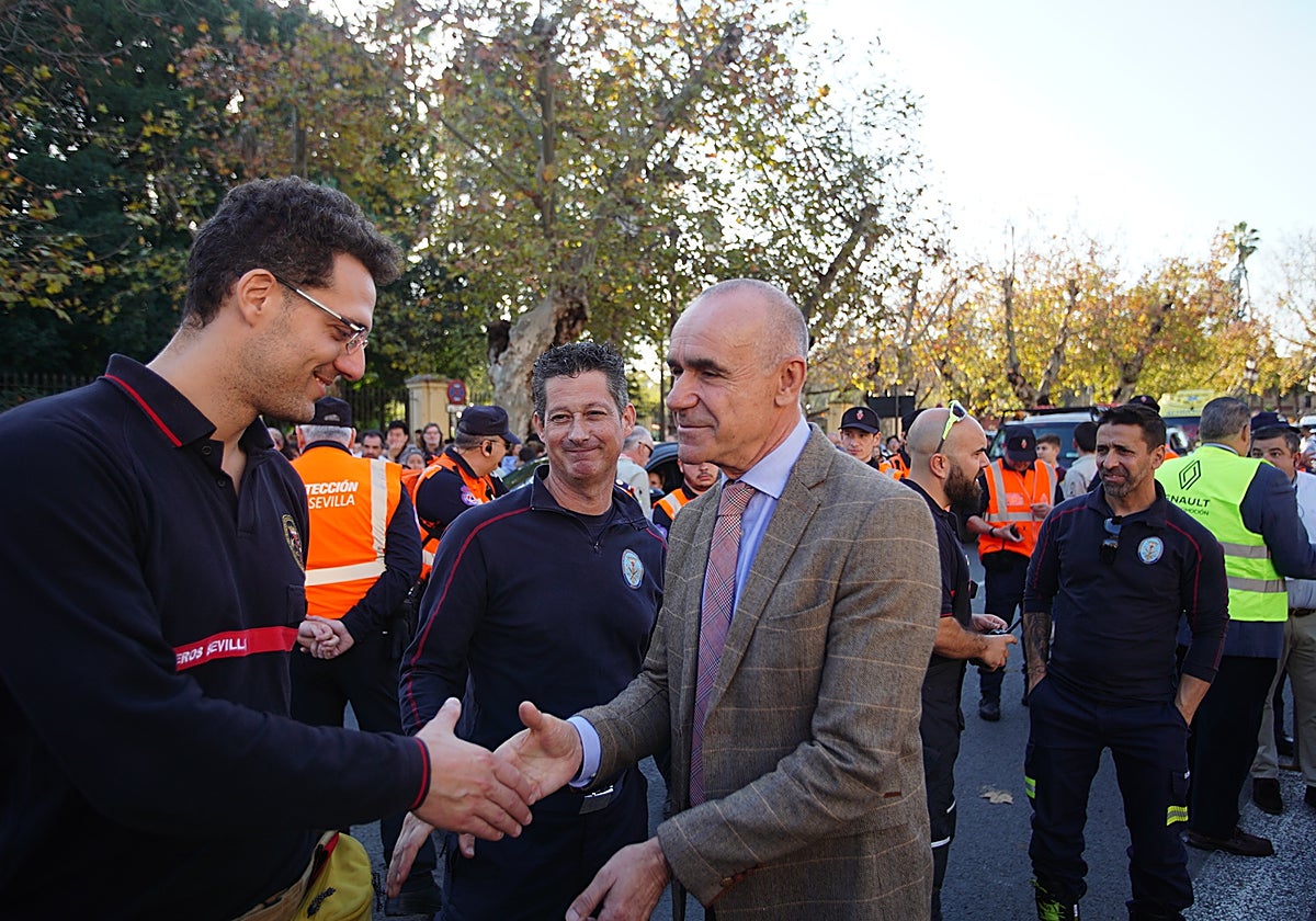 El alcalde Antonio Muñoz con agentes del dispositivo de seguridad