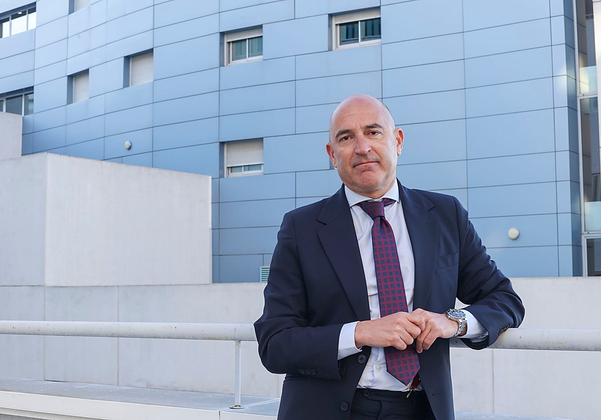 Joaquín Yust delante del Edificio Noga de los Juzgados de Sevilla