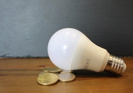 El precio de la luz cae este domingo: estas son las horas más caras y más baratas