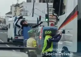 En vídeo: brutal enfrentamiento entre tres ciclistas y un camionero en Gelves