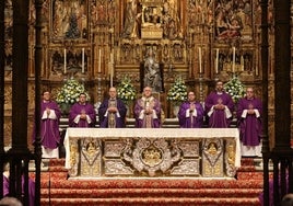 Misa por Benedicto XVI en la Catedral de Sevilla, en imágenes