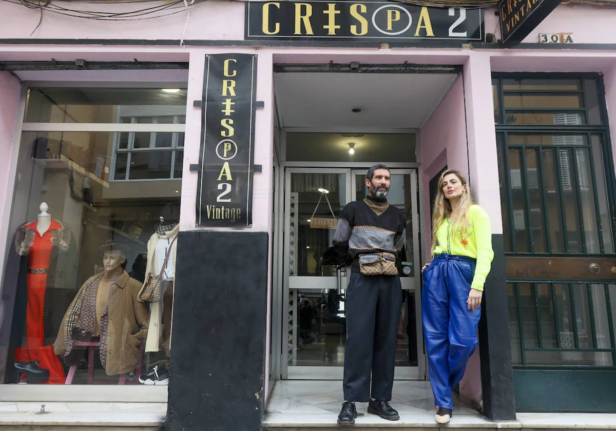 Pablo y Cristina son los dueños de Crispa2, una tienda Vintage de la calle Corredurías de Sevilla