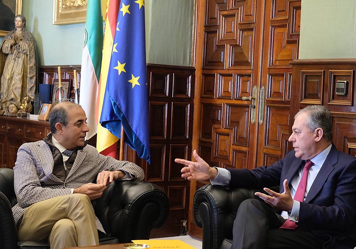 El rector, Miguel Ángel Castro, con el candidato del PP, José Luis Sanz