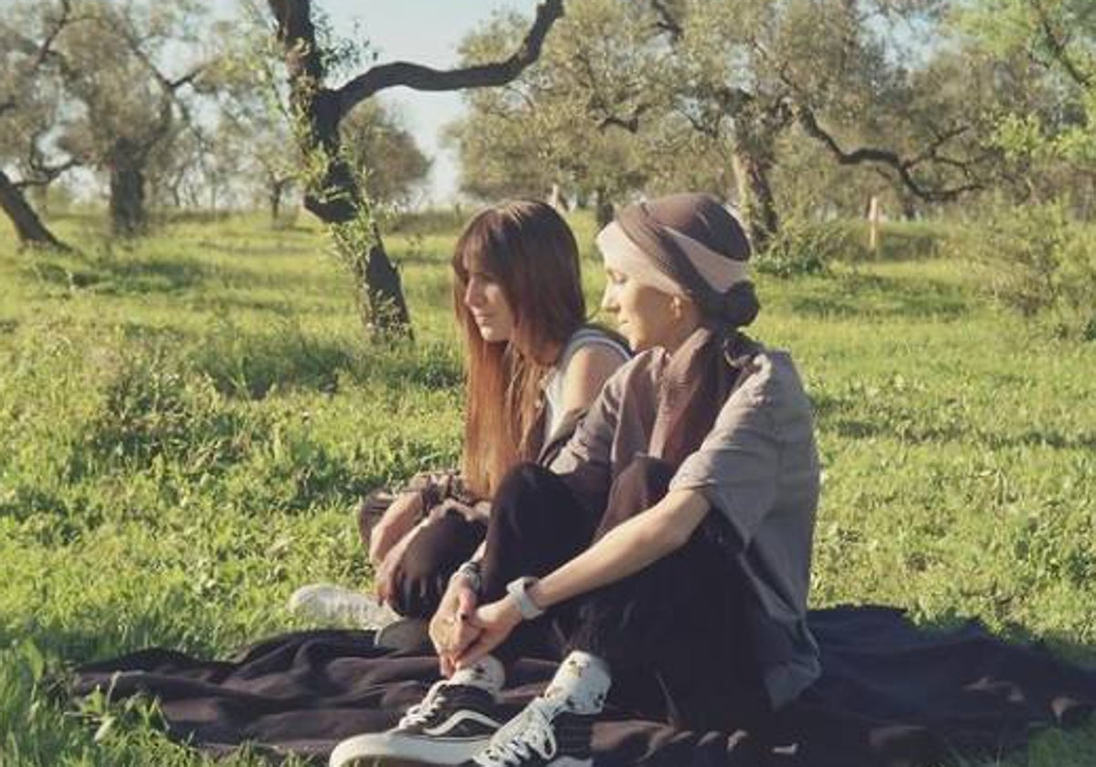 Las dos hermanas en el campo en una imagen subida por Emi a Instagram