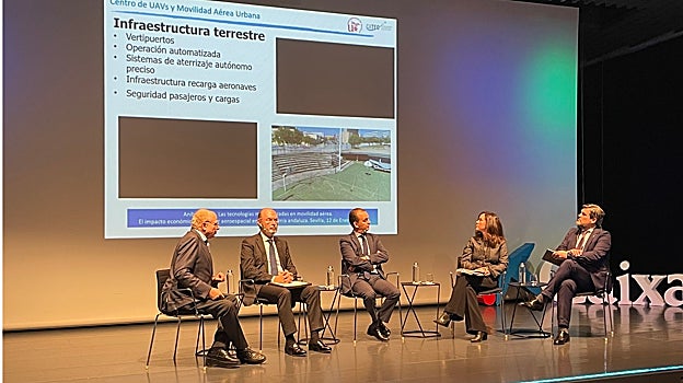 El catedrático de Robótica Aníbal Ollero (a la izquierda) con otros participantes en la jornada