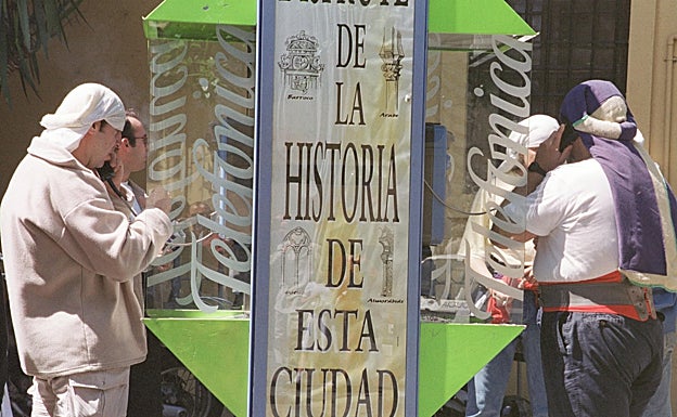 Costaleros de la Hermandad de la Exaltación realizando llamadas en el año 2000