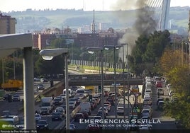 Un coche sale ardiendo en un túnel de la Ronda Urbana Norte de Sevilla y provoca atascos