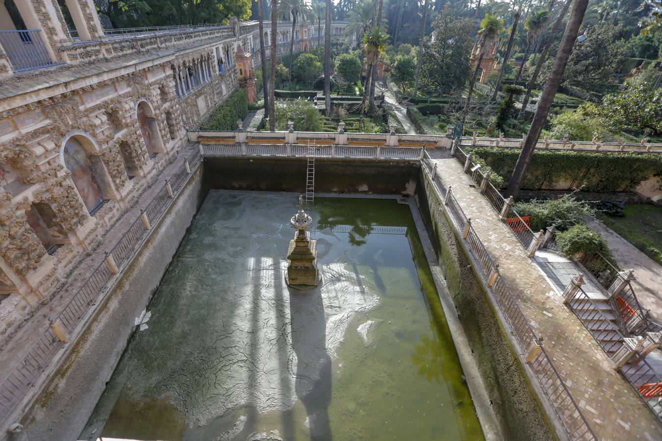 El alcalde aprovechó la visita para hacer balance de las obras de restauración llevadas a cabo en el Real Alcázar