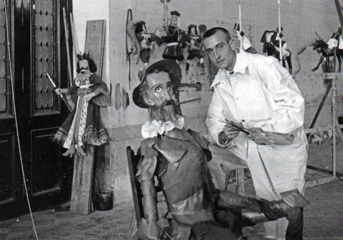El artista Pablo Sebastián con los títeres de la representación que tuvo lugar en 1934