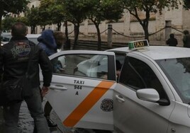 Sevilla pierde 330 licencias de taxi durante 2022 y el número de VTC se mantiene por encima de 450