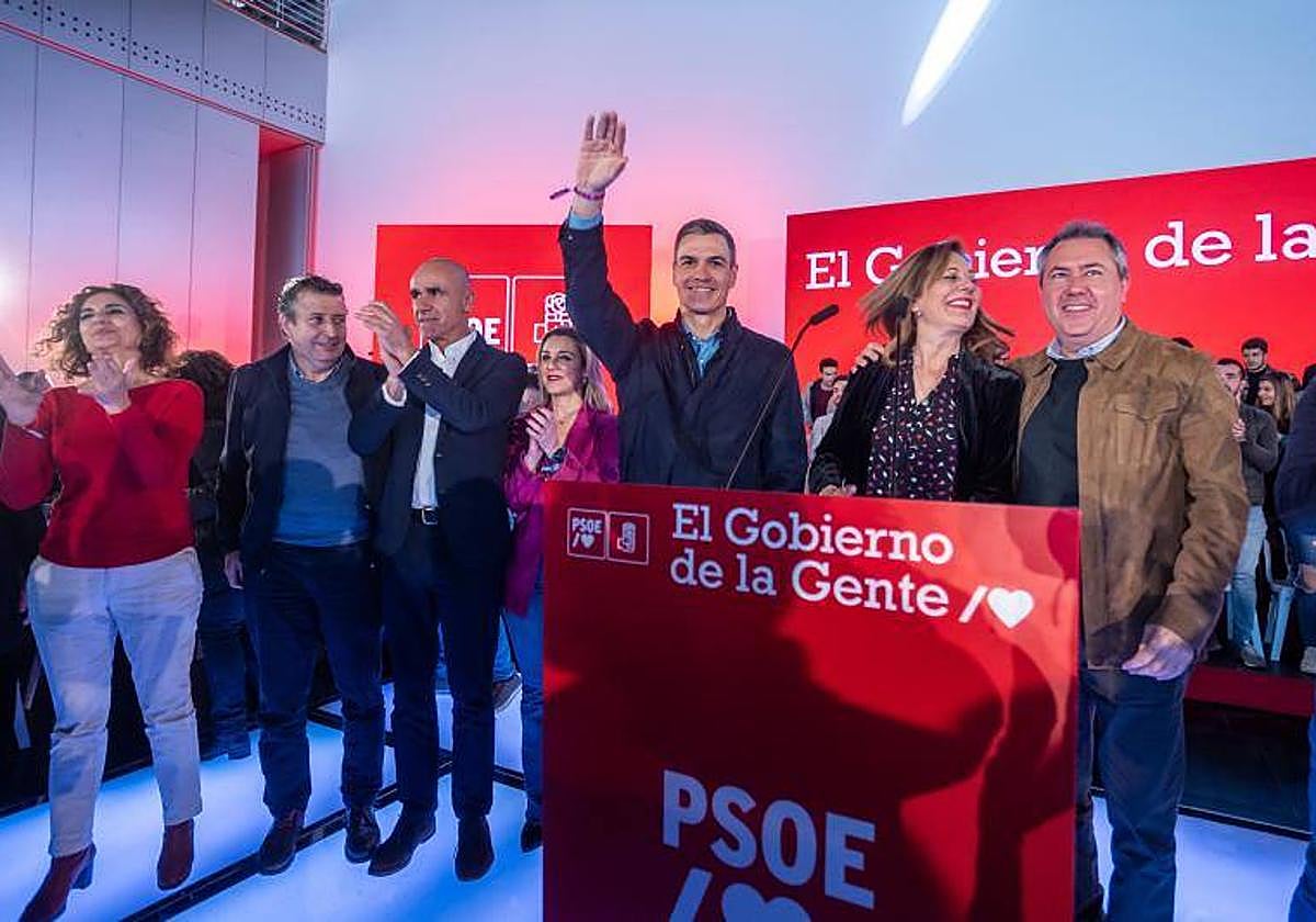 El presidente Pedro Sánchez y dirigentes socialistas saludan al público asistente al mitin de Sevilla