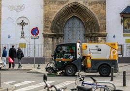 Despedido un trabajador de Lipasam por conducir ebrio un vehículo y dañar dos coches en el barrio sevillano del Porvenir