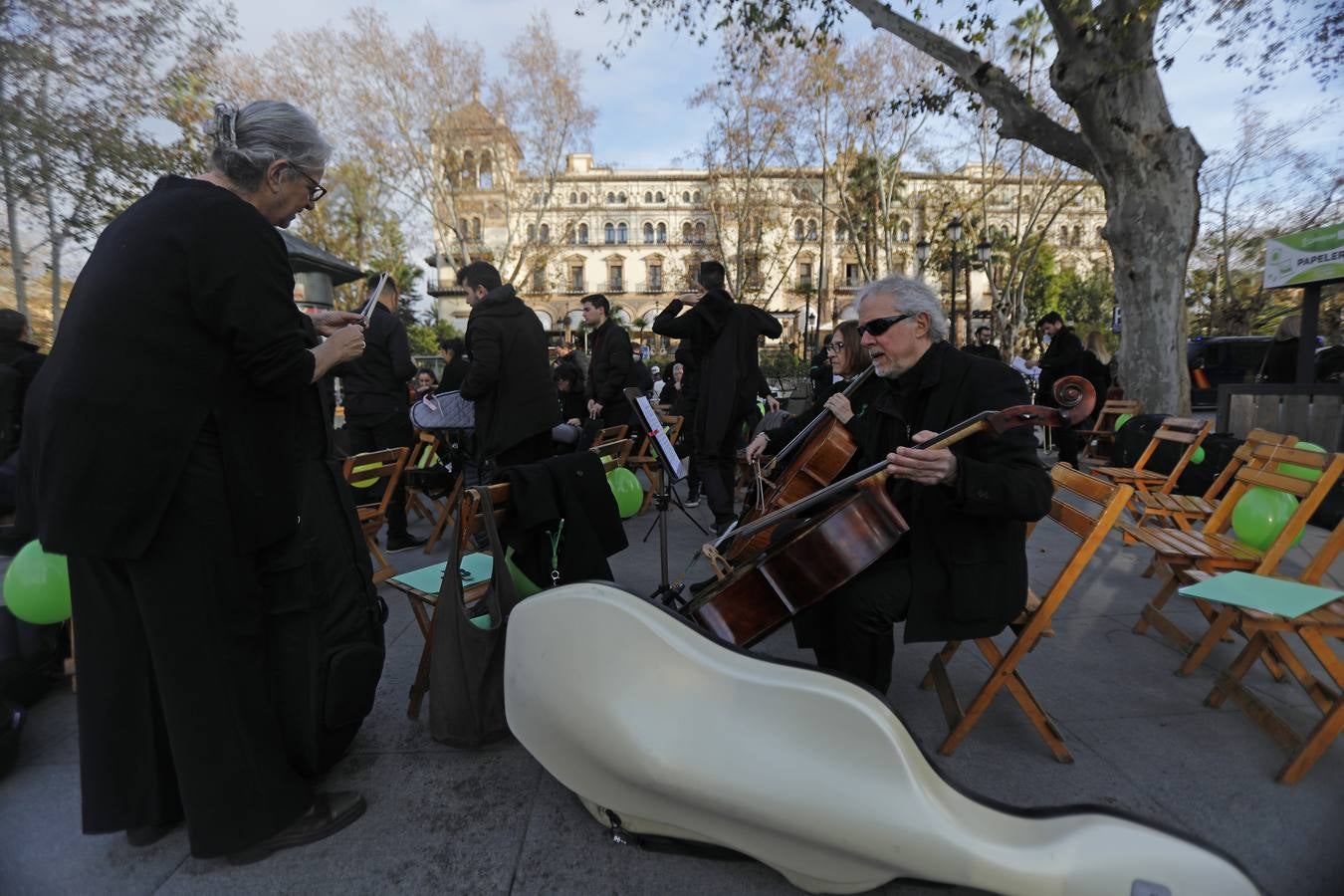 Los músicos de la ROSS se movilizan en la Puerta de Jerez de Sevilla para reivindicar sus derechos