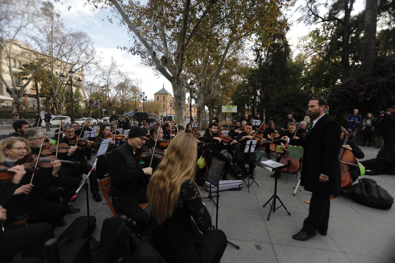 Los músicos de la ROSS se movilizan en la Puerta de Jerez de Sevilla para reivindicar sus derechos
