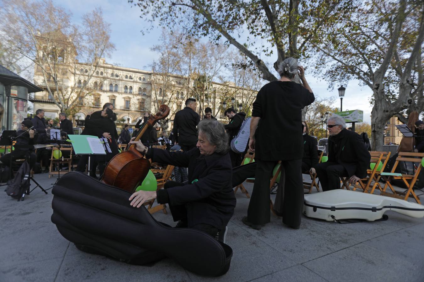 Los músicos de la ROSS se movilizan en la Puerta de Jerez de Sevilla para reivindicar sus derechos