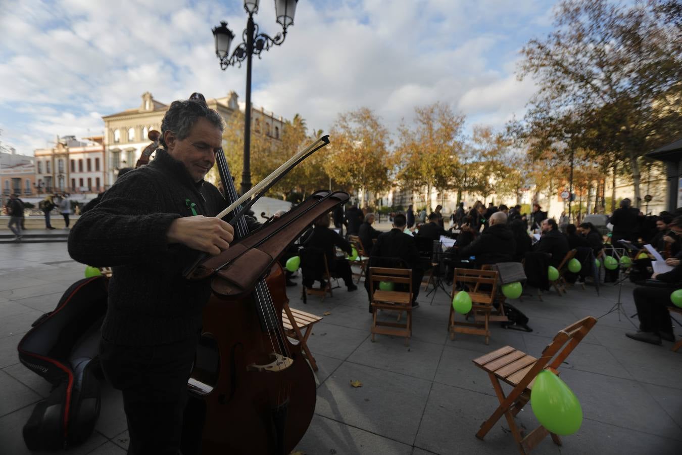 Los músicos de la ROSS se movilizan en la Puerta de Jerez de Sevilla para reivindicar sus derechos