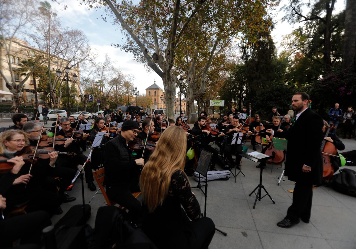 Los músicos de la Real Orquesta Sinfónica de Sevilla, durante el concierto de protesta de este lunes