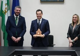 Juanma Moreno inaugura las instalaciones del nuevo Ayuntamiento de Fuentes de Andalucía