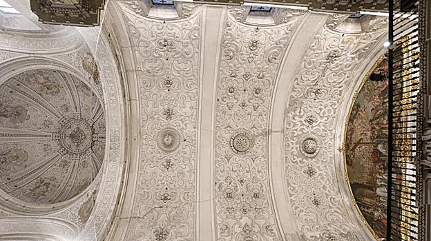 Grietas en el techo de la nave de la iglesia