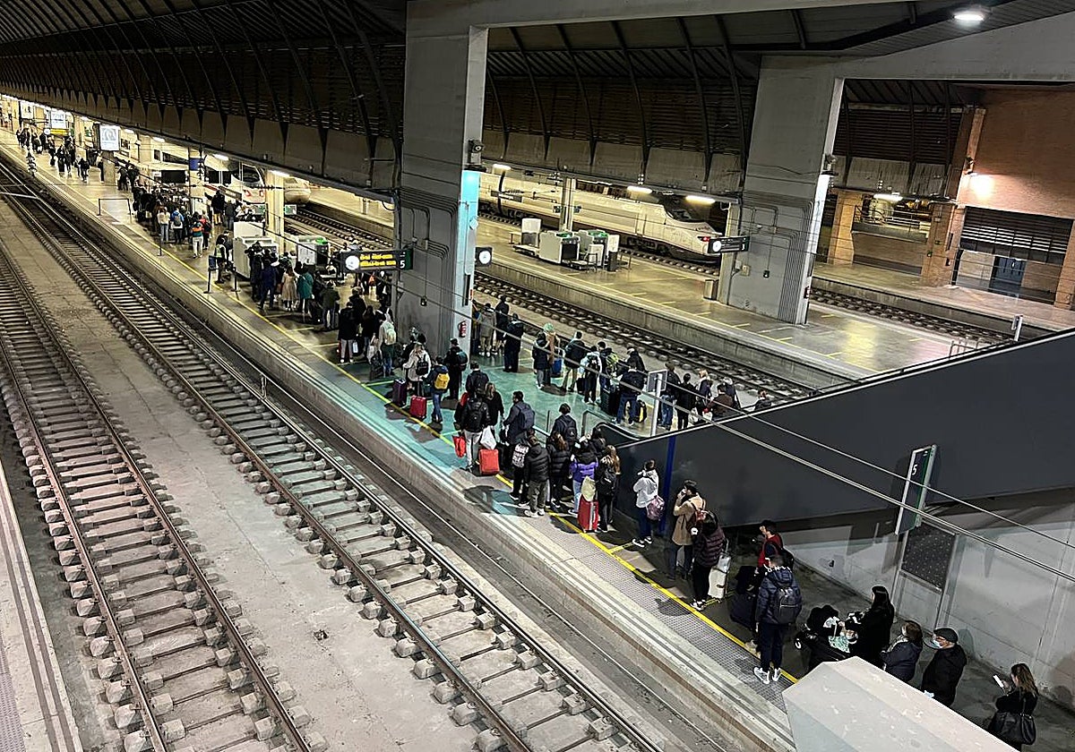 Pasajeros afectados por los retrasos en la programación del AVE a Madrid