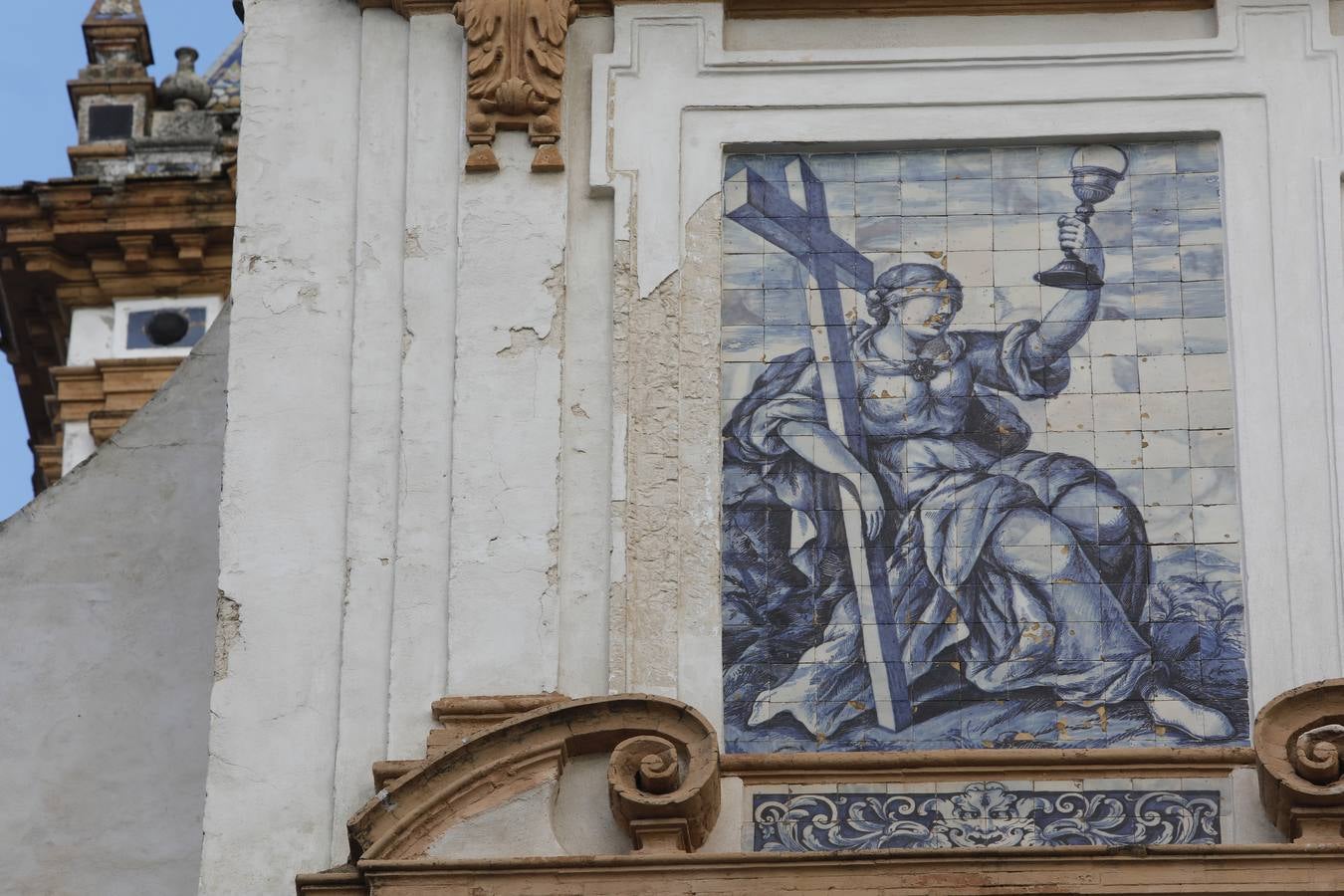 Importantes grietas y humedades en la Iglesia de San Jorge del Hospital de la Caridad.