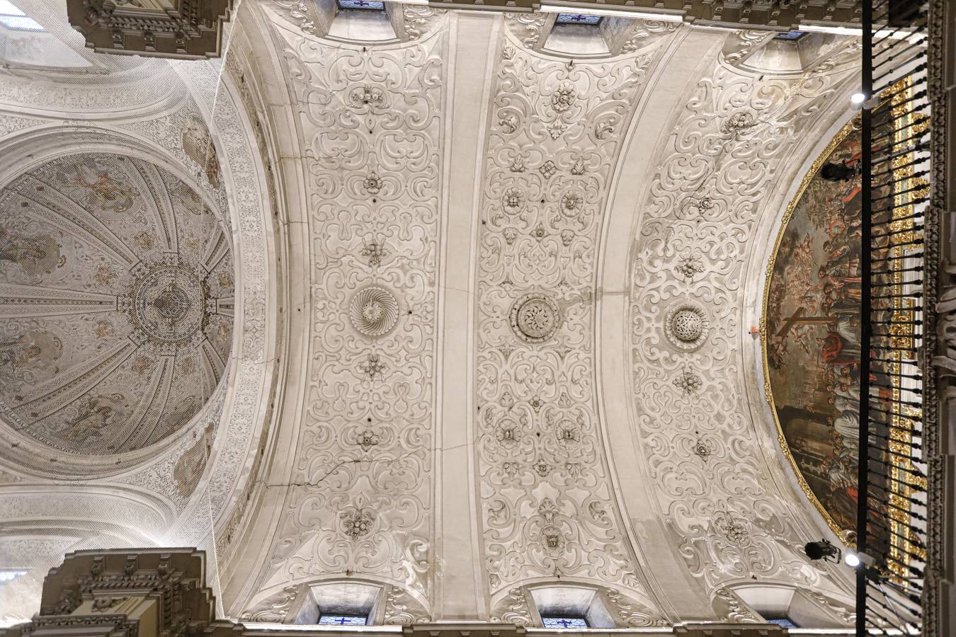 Importantes grietas y humedades en la Iglesia de San Jorge del Hospital de la Caridad.