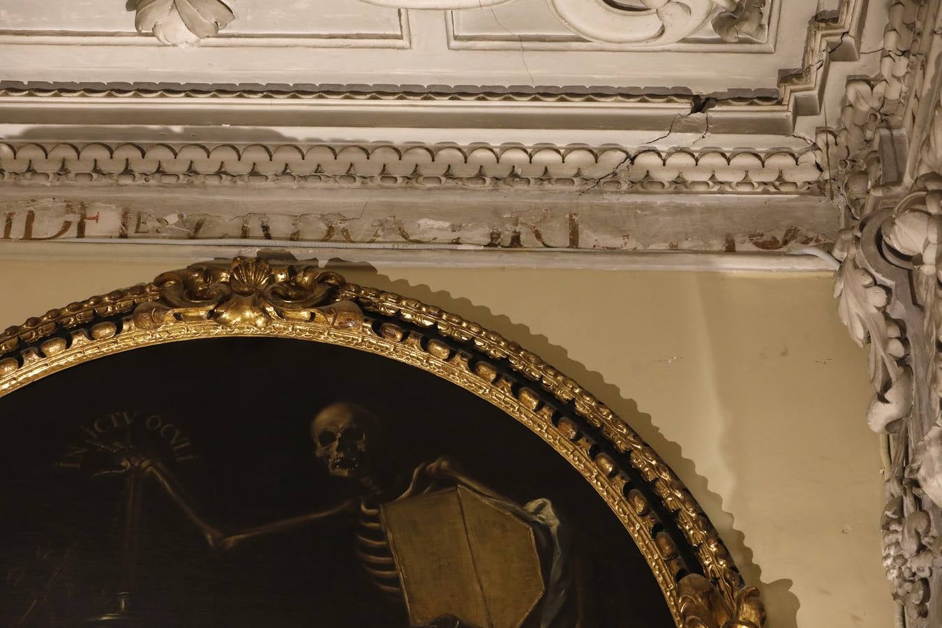 Importantes grietas y humedades en la Iglesia de San Jorge del Hospital de la Caridad.