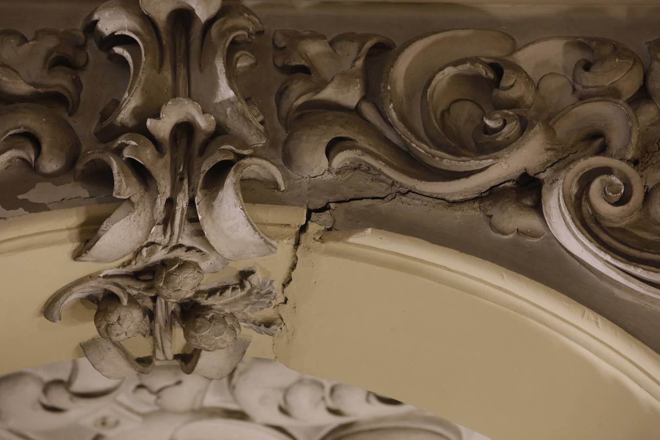 Importantes grietas y humedades en la Iglesia de San Jorge del Hospital de la Caridad.