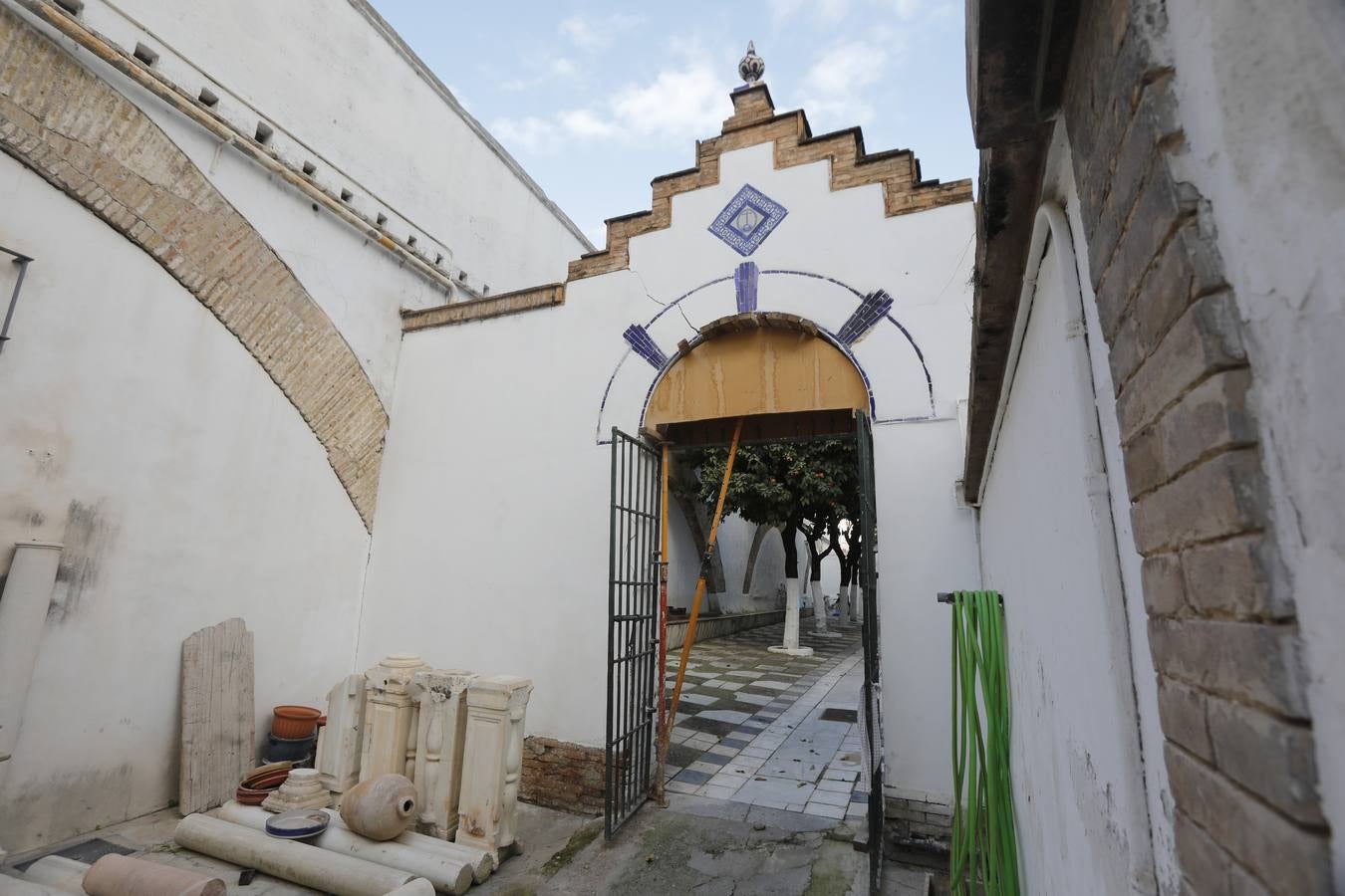Importantes grietas y humedades en la Iglesia de San Jorge del Hospital de la Caridad.