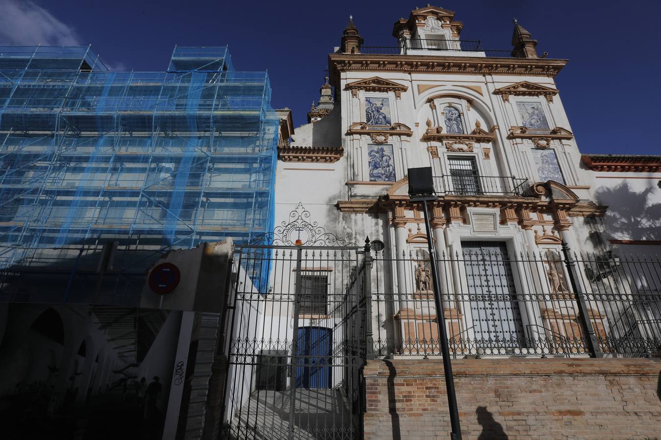 Importantes grietas y humedades en la Iglesia de San Jorge del Hospital de la Caridad.