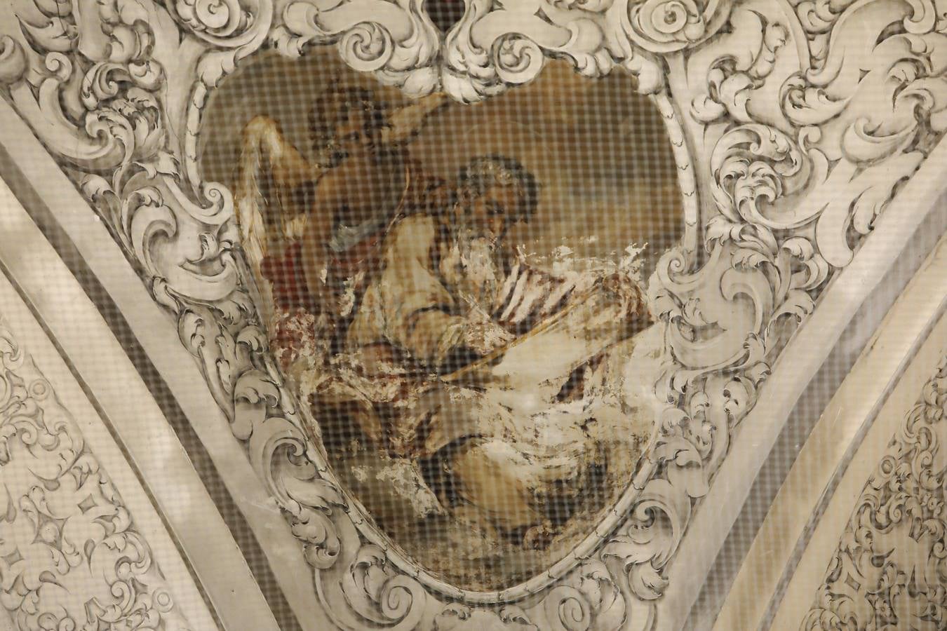 Importantes grietas y humedades en la Iglesia de San Jorge del Hospital de la Caridad.