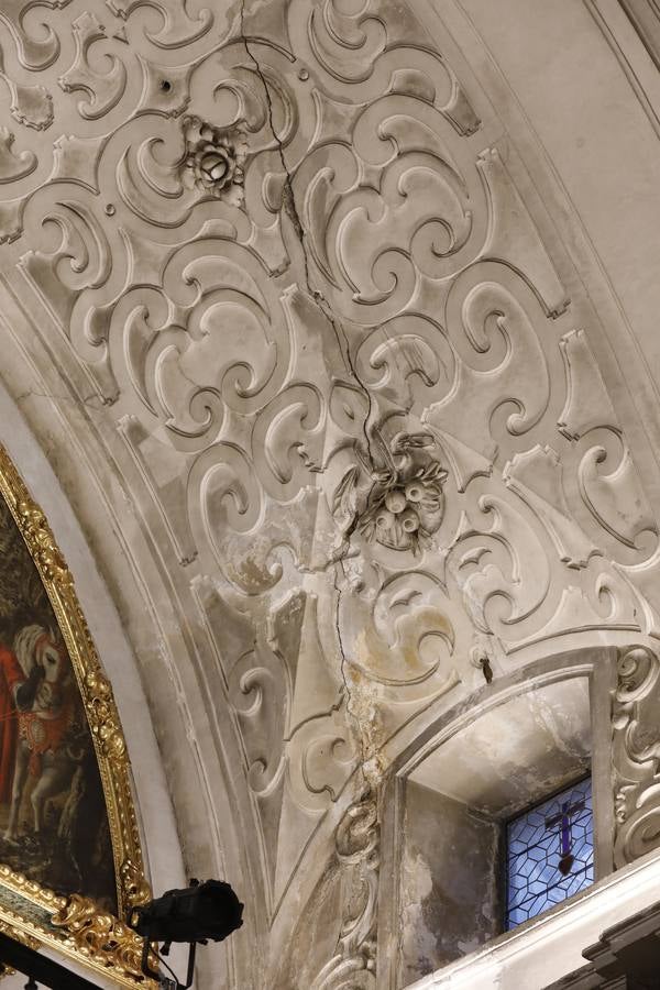 Importantes grietas y humedades en la Iglesia de San Jorge del Hospital de la Caridad.