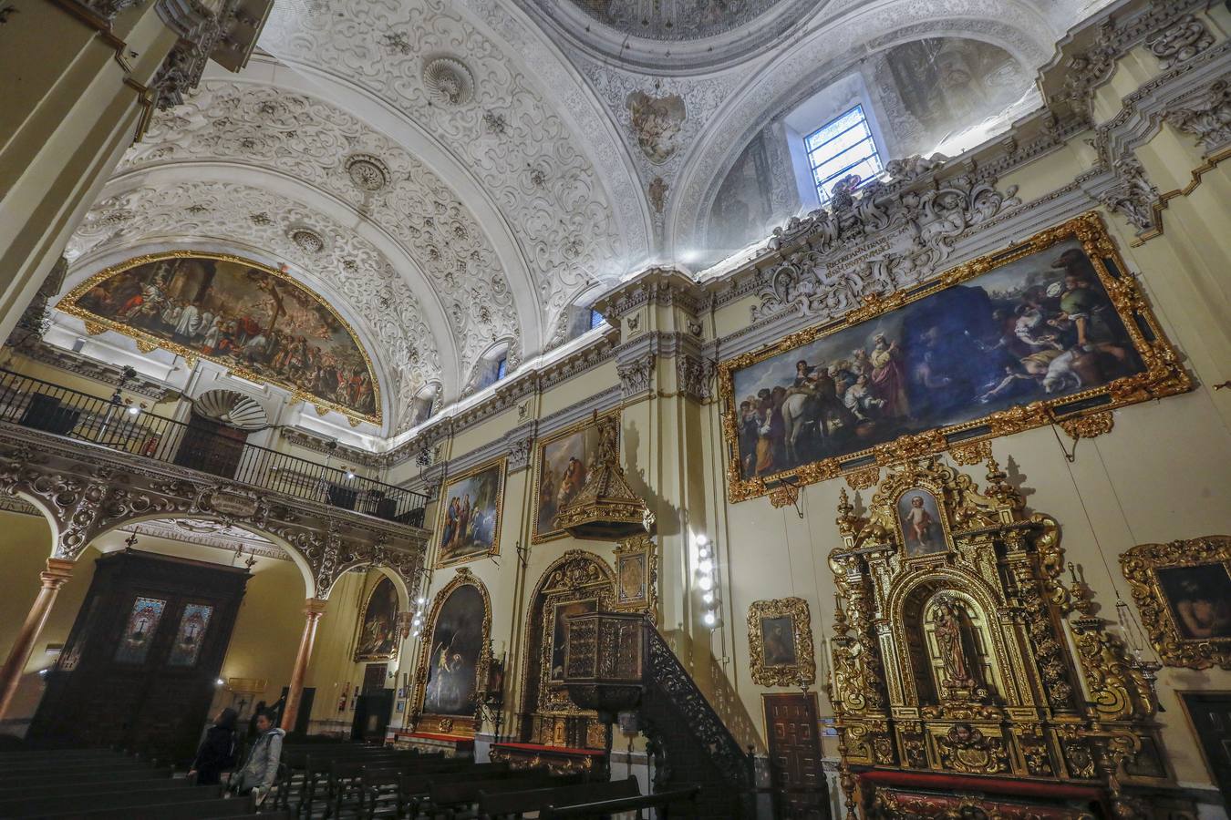 Importantes grietas y humedades en la Iglesia de San Jorge del Hospital de la Caridad.
