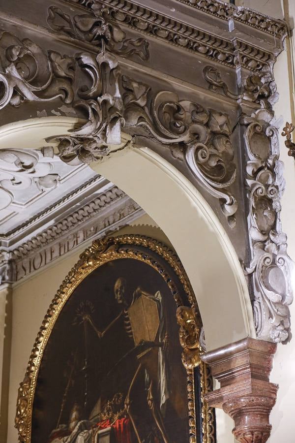 Importantes grietas y humedades en la Iglesia de San Jorge del Hospital de la Caridad.