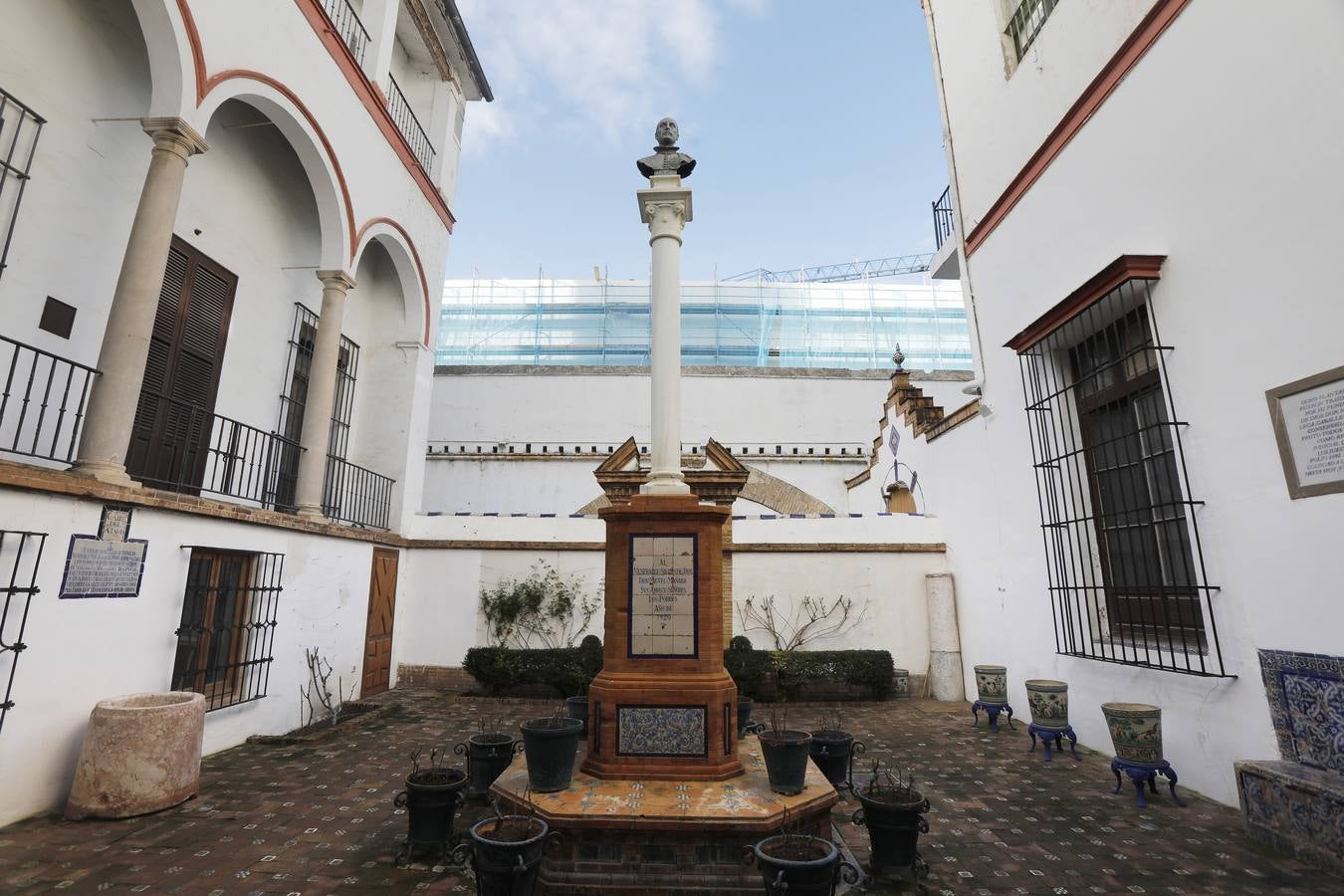 Importantes grietas y humedades en la Iglesia de San Jorge del Hospital de la Caridad.