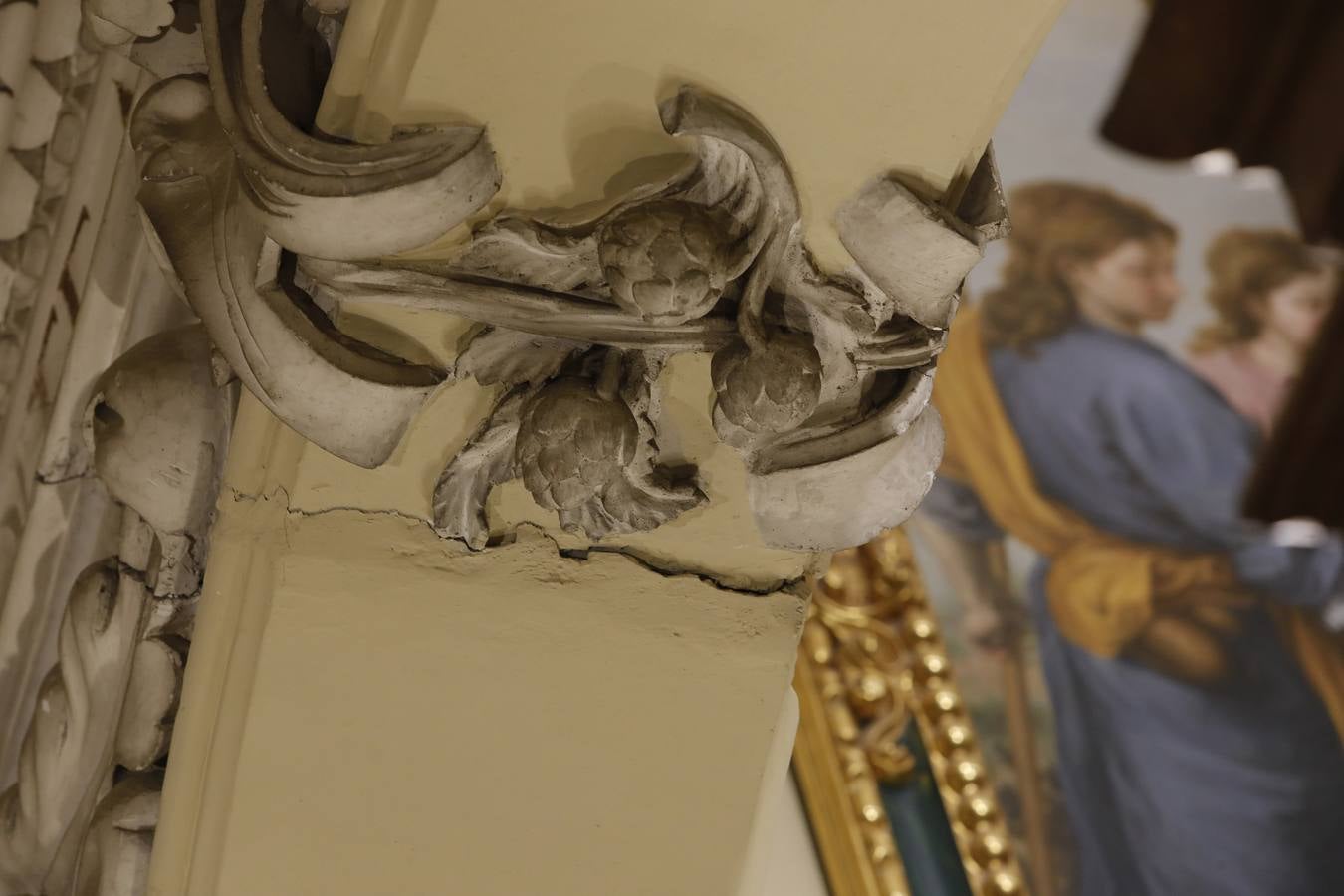 Importantes grietas y humedades en la Iglesia de San Jorge del Hospital de la Caridad.