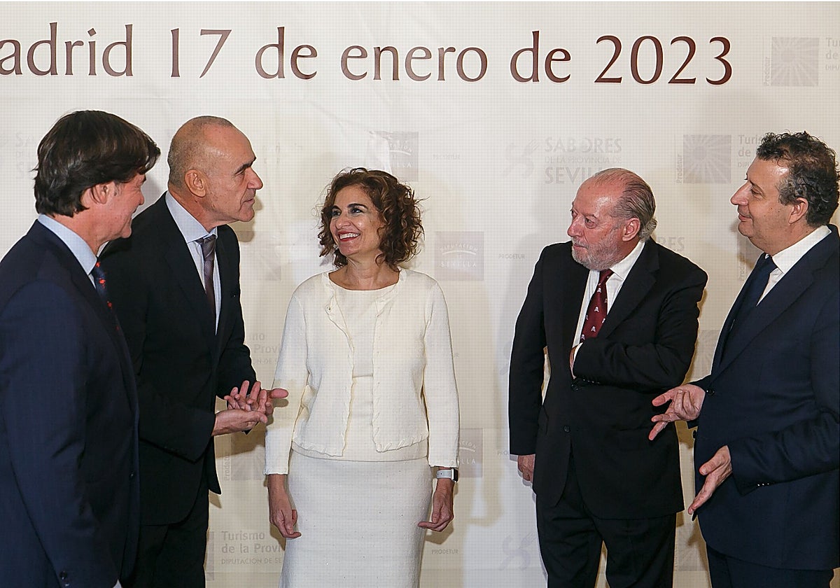 Las autoridades, en la presentación de la oferta de Sevilla en Fitur