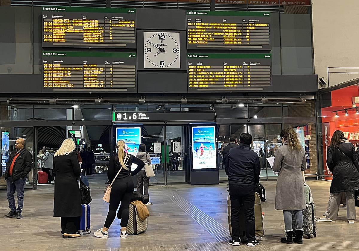 Pasajeros en la estación de Santa Justa en Sevilla