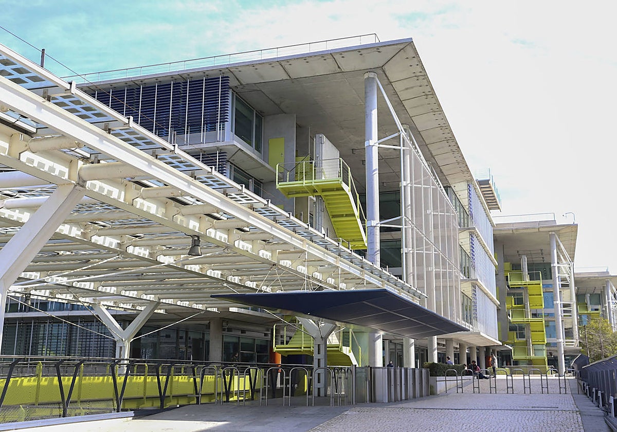 Acceso principal a los edificios del campus de Palmas Altas, futura Ciudad de la Justicia