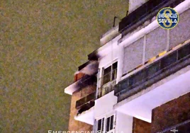 Los bomberos sofocan un incendio originado en una vivienda de Los Remedios en Sevilla