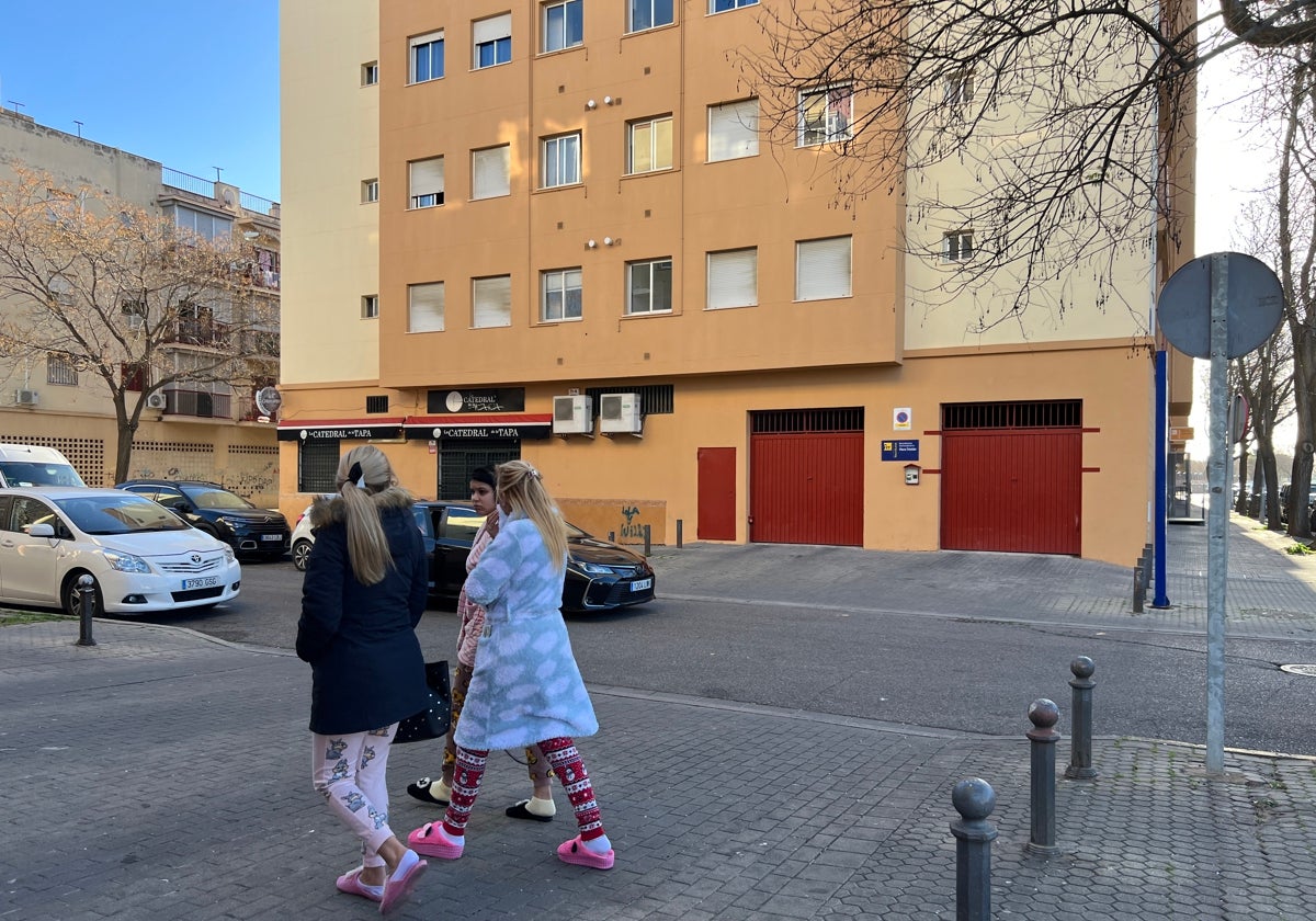 Tres vecinas del barrio caminan cerca de la Residencia Flora Tristán