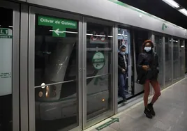 Restringen el acceso de patinetes eléctricos al metro de Sevilla en las horas punta de los días laborables