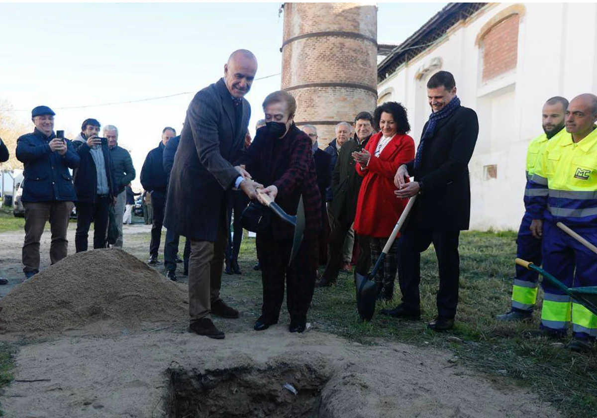 El alcalde de Sevilla, Antonio Muñoz, junto con una vecina de La Trinidad, colocando la primera piedra del proyecto de urbanización