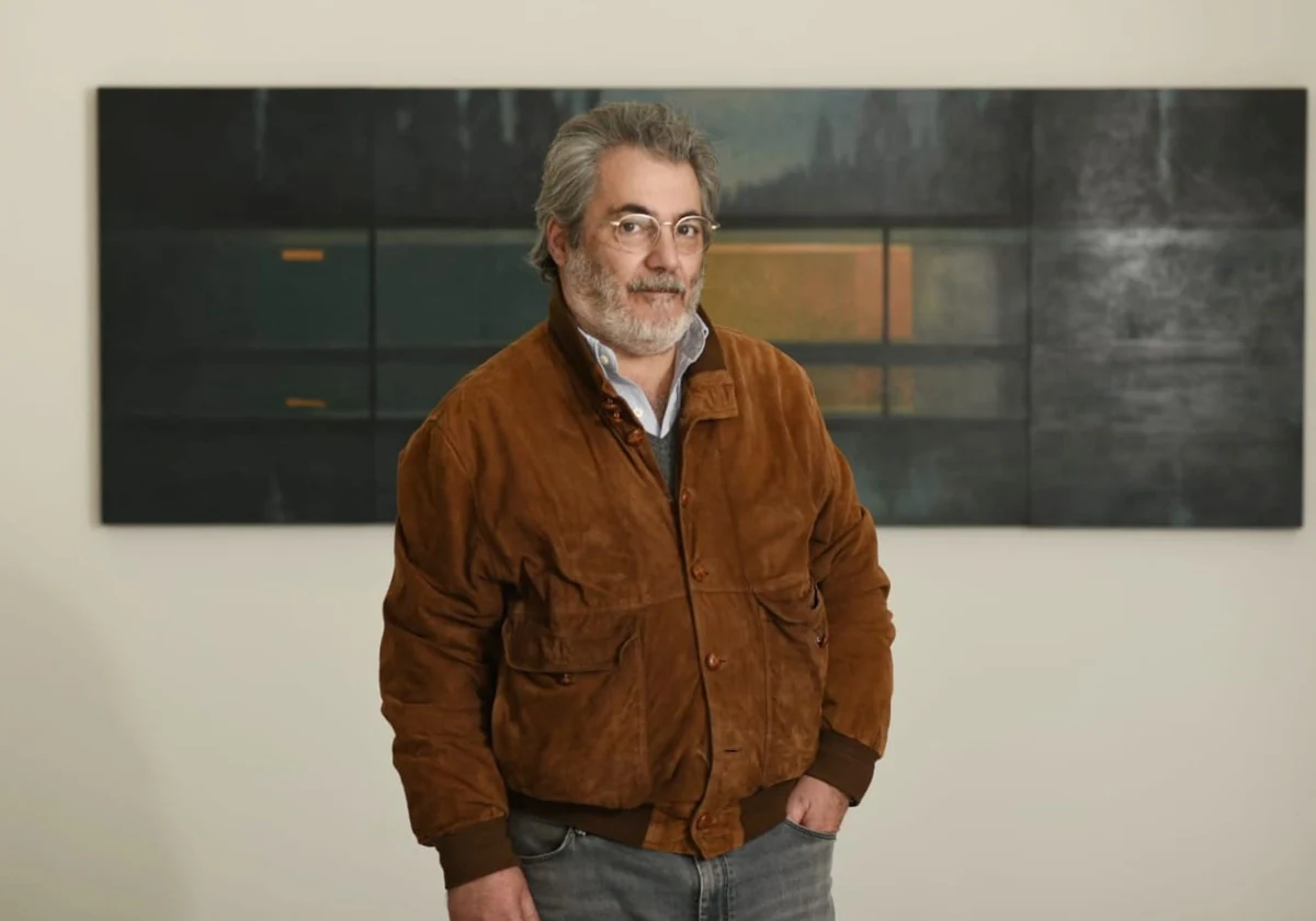 Daniel Bilbao ante una de sus obras en la galería Birimbao de Sevilla