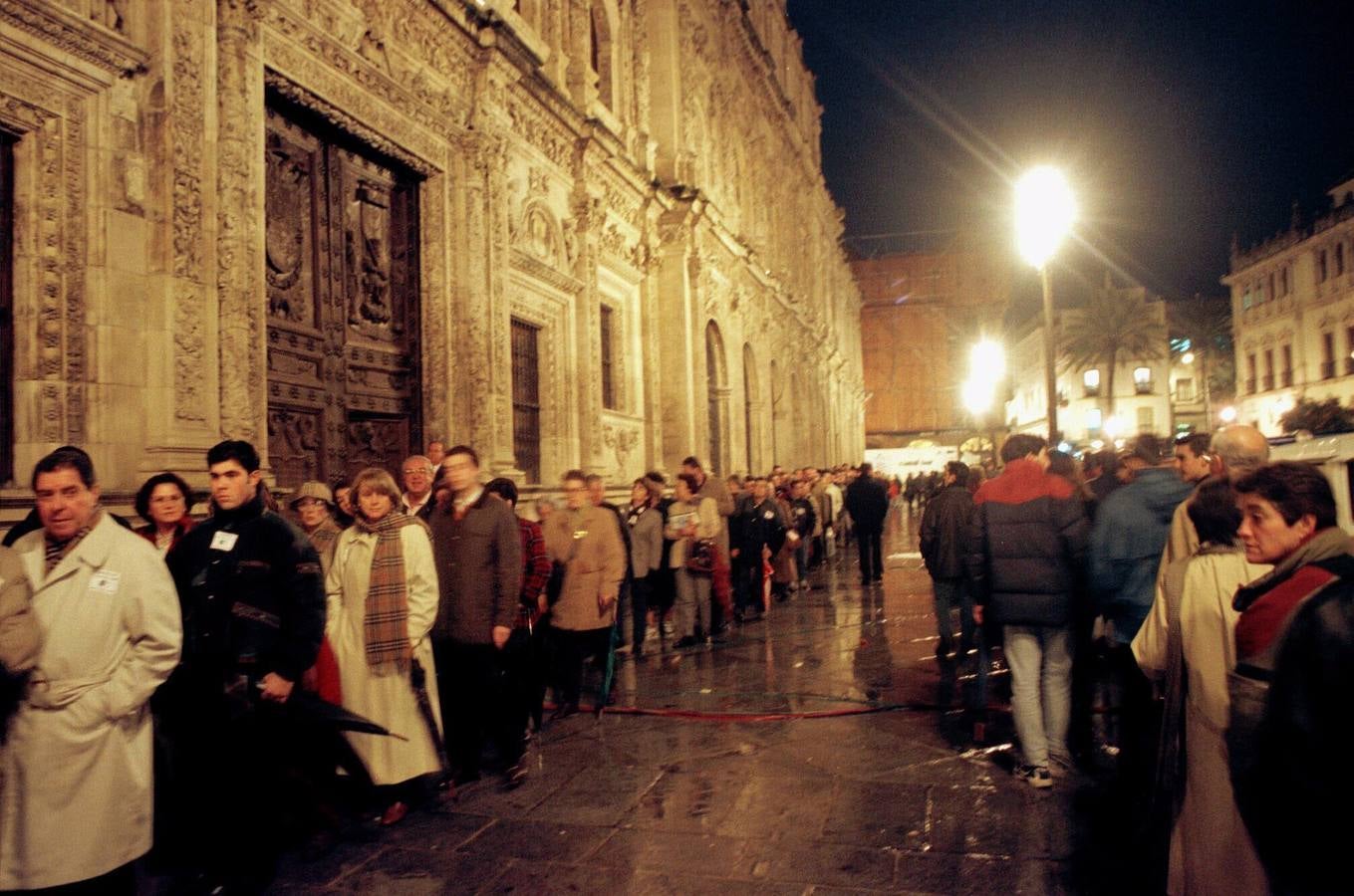 Se calcula que 50.000 personas pasaron por la capilla ardiente instalada en el Ayuntamiento aquella tarde del viernes 30 de enero. Luego, de forma espontánea, a las nueve de la noche, tuvo lugar una concentración a las puertas del edificio consistorial con participación de unas cinco mil personas que terminó en un aplauso de la concurrencia y de los políticos de todo signo en la Plaza Nueva