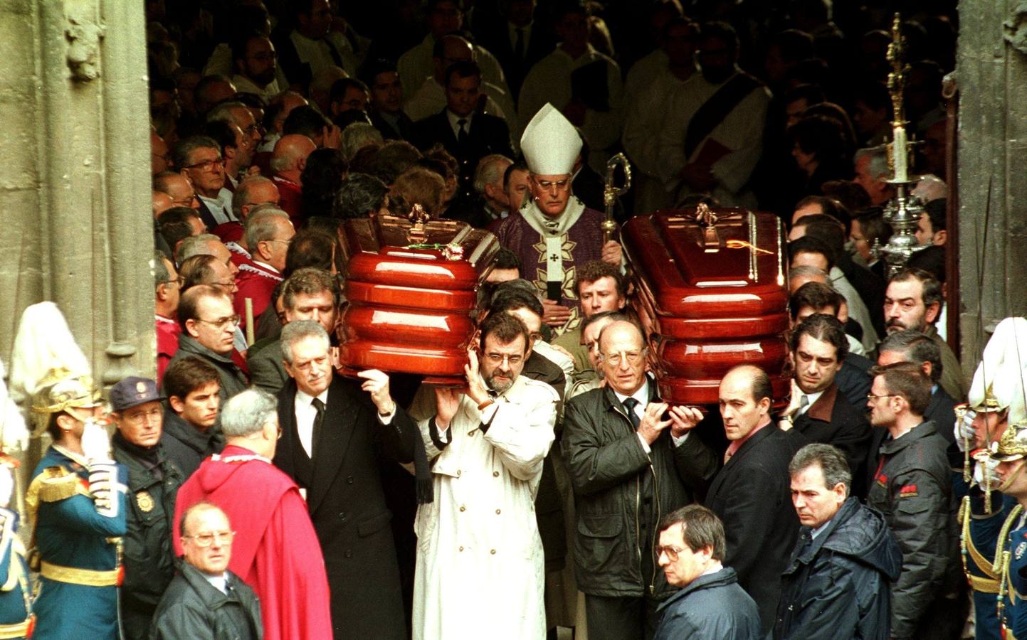 "Pedimos a Dios que cese la violencia, no queremos que haya odios, ni deseos injustos de venganza, pero ni comprendemos ni queremos admitir que la muerte, la extorsión, el secuestro, la intimidación, el miedo, el terror, la violencia y la injusticia sean solución para nada", dijo a las claras el arzobispo, en la imagen despidiendo los féretros a la salida de la Catedral