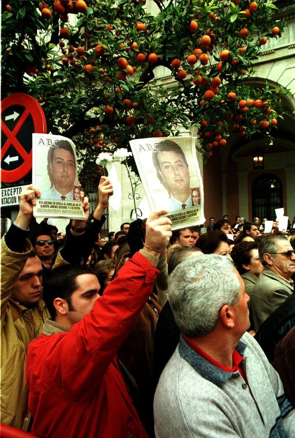 Durante toda la mañana, hubo manifestaciones y concentraciones de repulsa en la que los ciudadanos exhibían el ejemplar de ABC de aquel día en señal de duelo. Este periódico fue el único en los quioscos de Sevilla en relatar a sus lectores el terrible suceso de aquella madrugada del 30 de enero