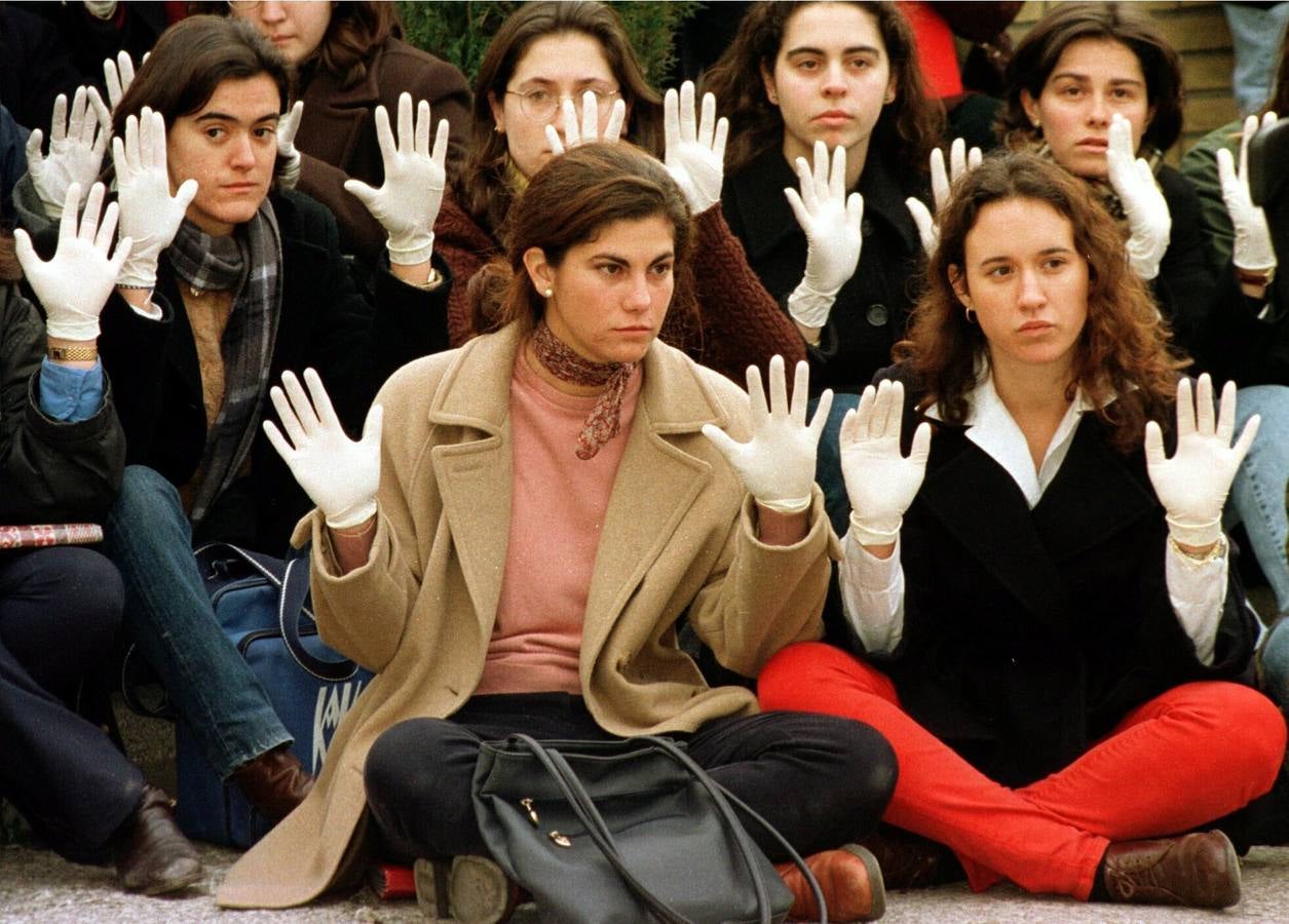 En cuanto se supo que se le estaba practicando la autopsia a los cuerpos en el Instituto Anatómico Forense, estudiantes de la vecina Facultad de Medicina iniciaron una sentada con guantes de látex en las manos para apoyar el movimiento de Manos Blancas que había prendido medio año antes durante el secuestro de Miguel Ángel Blanco